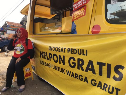Telkomsel dan Indosat salurkan bantuan korban banjir bandang