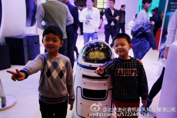 Robot Penjaga Anak Ngamuk di Pameran