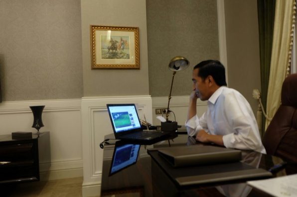 Jokowi Nonton Final AFF 2016 di Laptop, Netizen: Mereknya Apa?