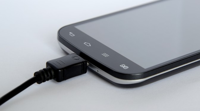 Kenapa Nge-charge Pakai Port USB di Dashboard Mobil Itu Percuma?