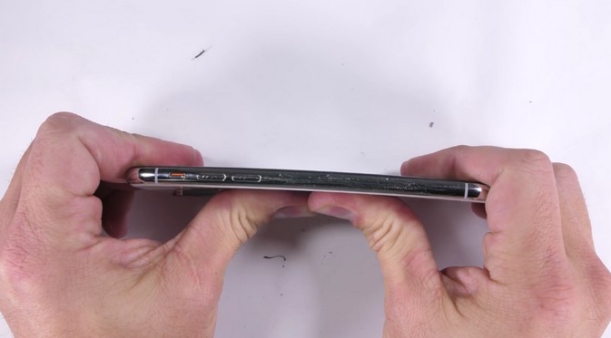 Apakah Bodi iPhone X Kokoh? Ini Hasil "Penyiksaan" ke Ponsel Mewah Itu