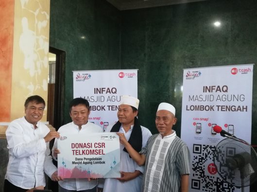 Telkomsel Serahkan 500kg Kurma Takjil di Lombok