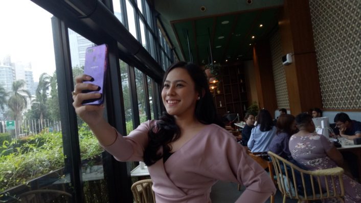 5 Smartphone Ini Hasilkan Foto Selfie Kinclong Tanpa Oplas