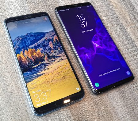 Honor 10 vs Samsung Galaxy S9+: Sama Rasa Beda Harga!