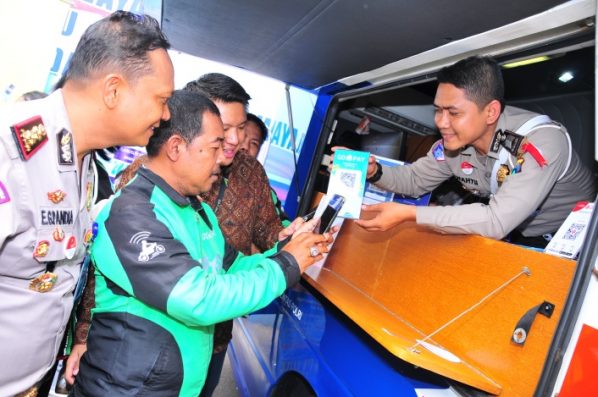 Bayar SIM dan SKCK Pakai Go-Pay Sambangi Surabaya