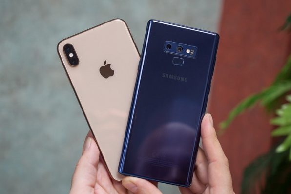 Duel Apple dan Samsung Berebut Segmen Ponsel Premium di 2018