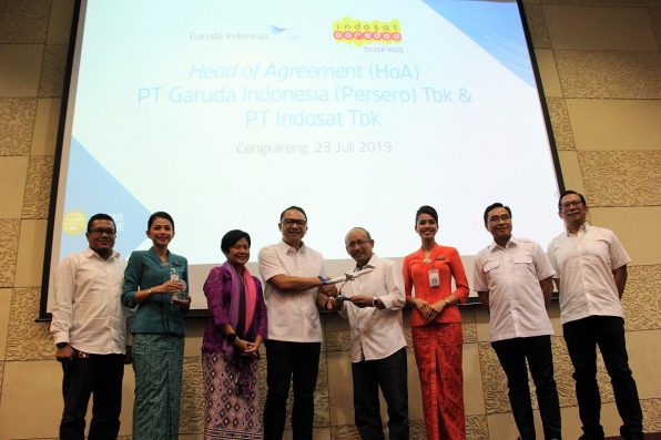 Garuda Indonesia - Indosat Ooredoo Hadirkan Gelang Pelacak Jemaah Haji