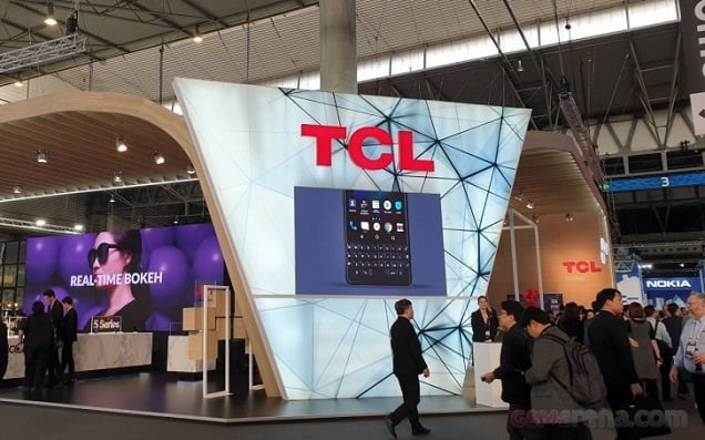 TCL Siapkan Ponsel 4 Kamera Bergaya Lipat ala Galaxy Fold?
