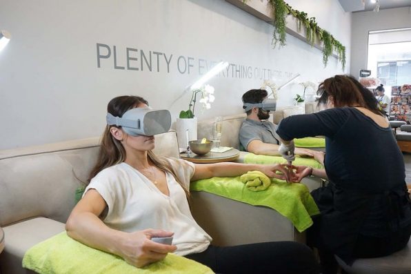 Salon Ini Berikan Pelayanan Manicure Pedicure Melalui Virtual Reality