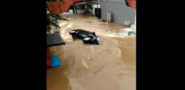 Viral Mobil-mobil Hanyut Terbawa Banjir