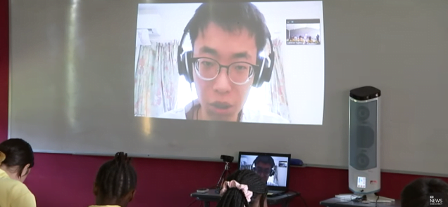 Diisolasi Akibat Corona, Guru Ini Mengajar Lewat Video Call