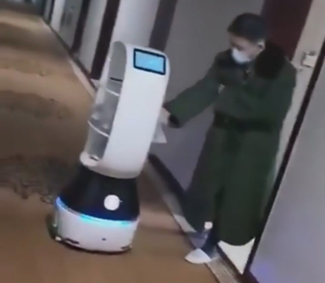 Robot 'Little Peanut' Antar Makanan ke Hotel Karantina Virus Corona