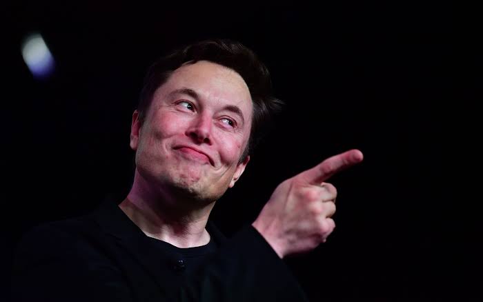 CEO Tesla Sindir Apple
