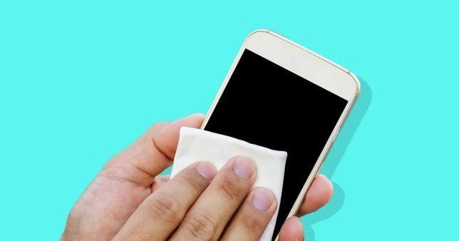 Apple Perbolehkan Cuci iPhone Pakai Alkohol