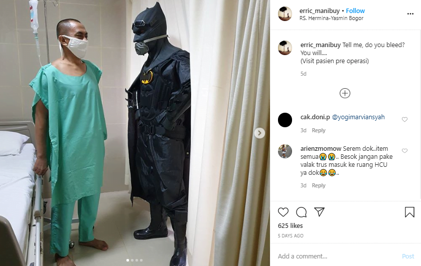 Keren! Dokter Ini Kenakan APD Bertema Superhero