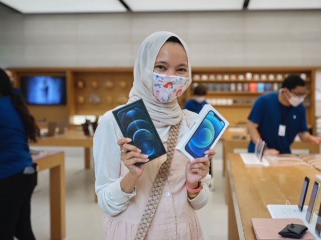 Tim Cook Bagikan Foto Para Pemilik Pertama iPhone 12