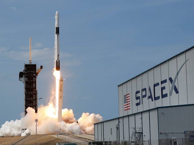SpaceX Ajak Warga Sipil Jelajah Luar Angkasa, Pertama dalam Sejarah