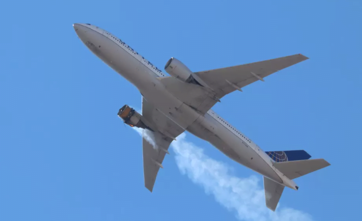Viral Video Penumpang Rekam Mesin Kanan Pesawat Terbakar saat Mengudara