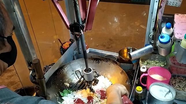 Viral Penjual Nasi Goreng Dibantu Robot Pengaduk Nasi