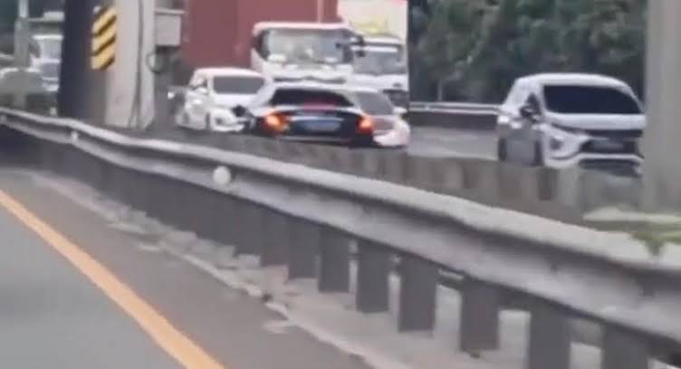 Detik-detik Video Rekam Pengemudi Mercy Lawan Arah di Tol