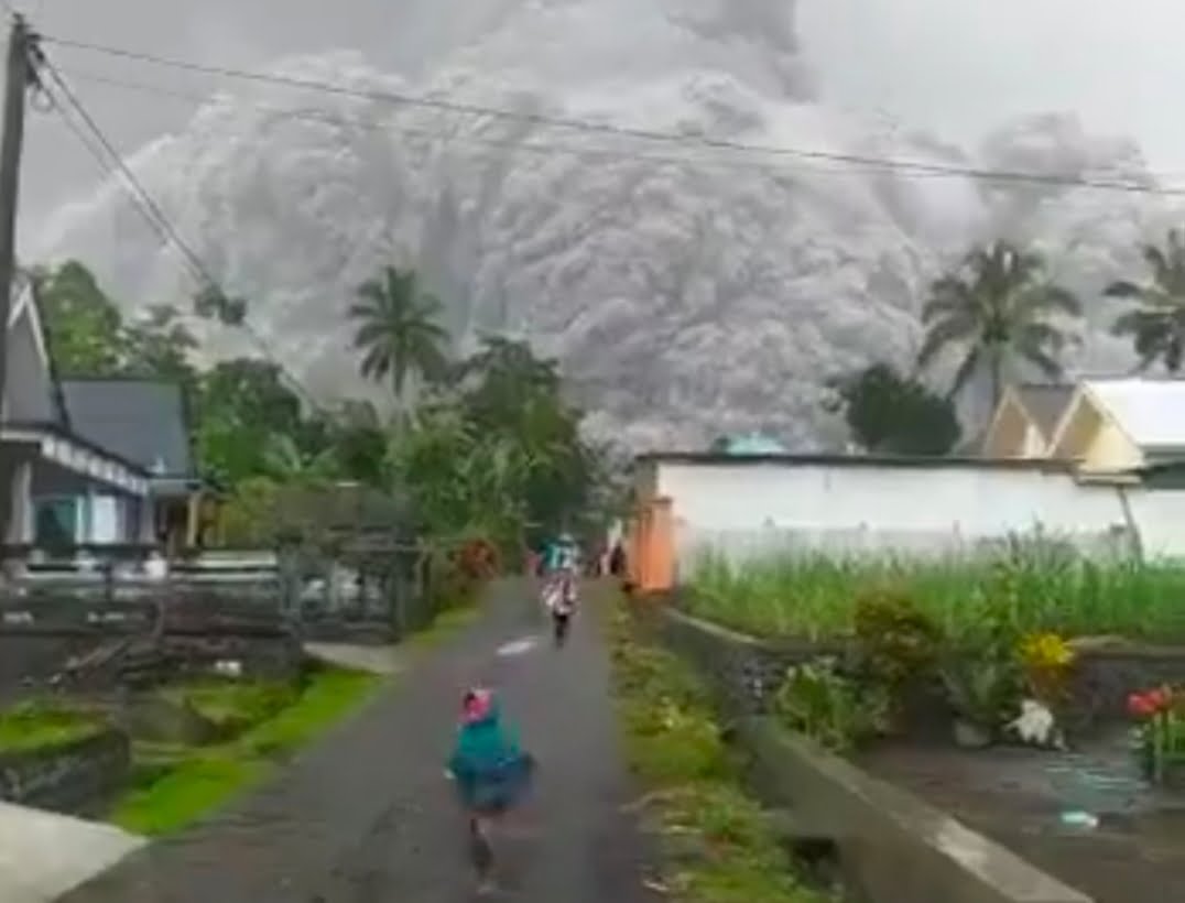 Viral, Detik-detik Gunung Semeru Erupsi