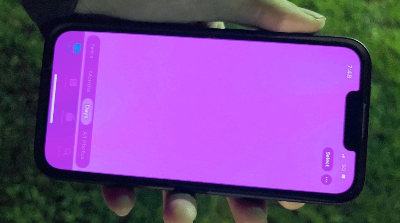 Ada Kejadian 'Pink Screen' di iPhone 13