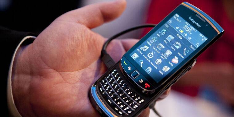 BlackBerry Jual Paten Smartphone dan BBM