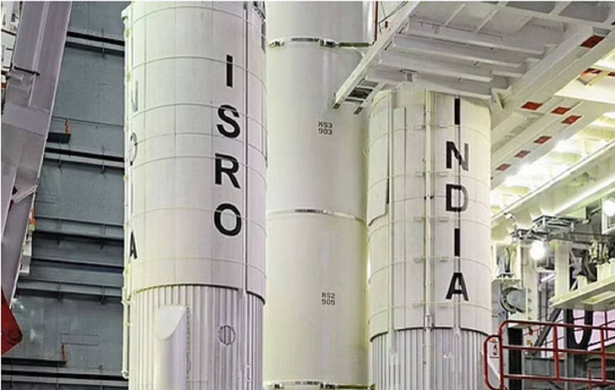 India "Dihujani" Serpihan Roket Bekas Peluncuran Satelit