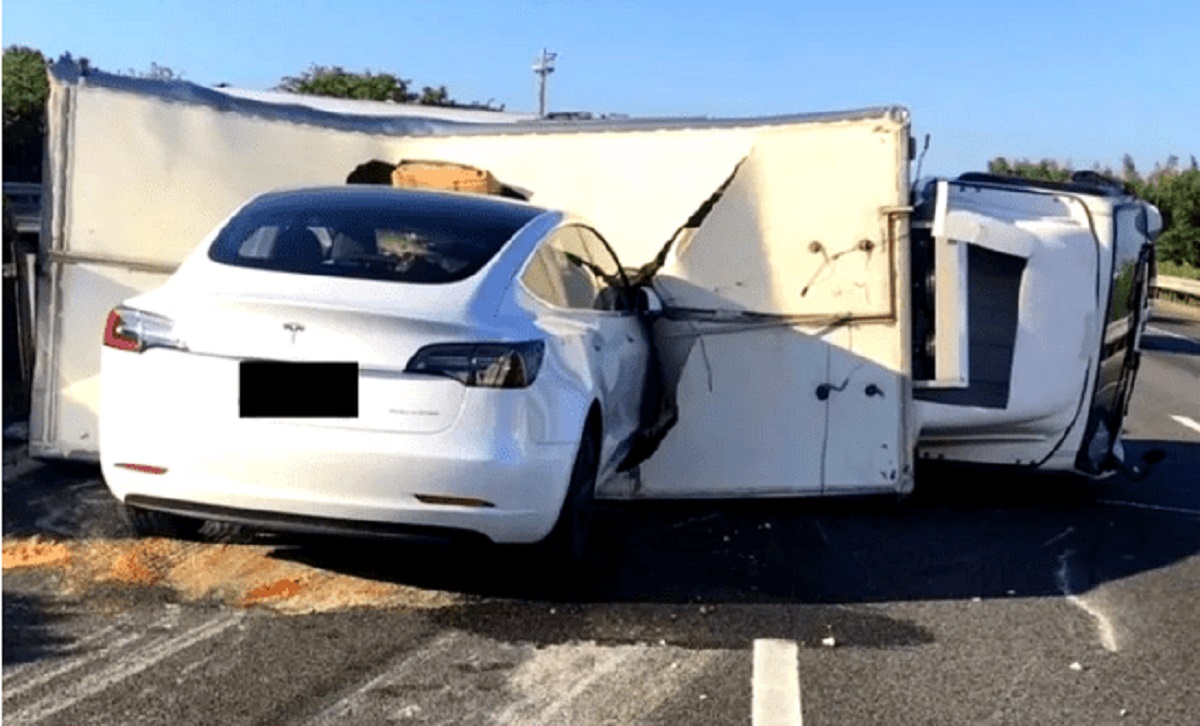 Banyak Picu Musibah, Tesla Sebut Autopilot Cegah 40 Kecelakaan Setiap Hari