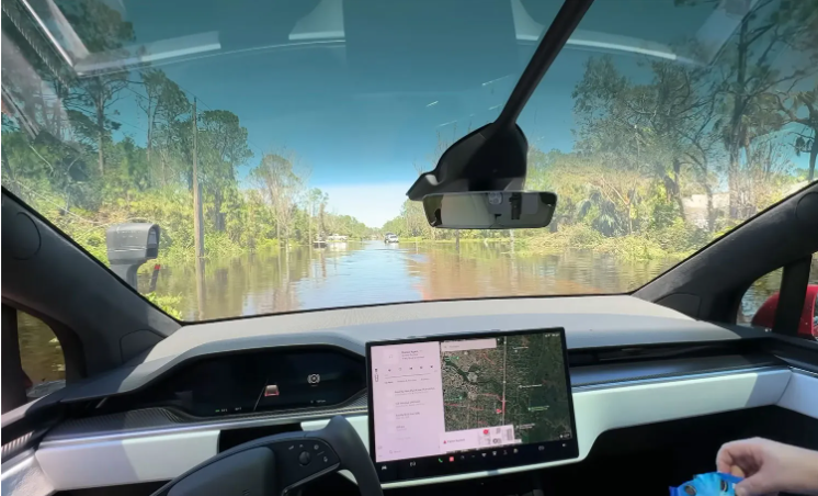Wow, Rekaman Mobil Tesla Terjang Banjir Pakai Mode Perahu