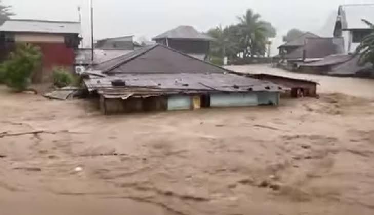 Manado Dilanda Banjir dan Tanah Longsor