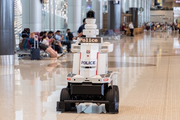 Dilengkapi Kamera dan Sensor, Robot Polisi Beraksi di Bandara Singapura