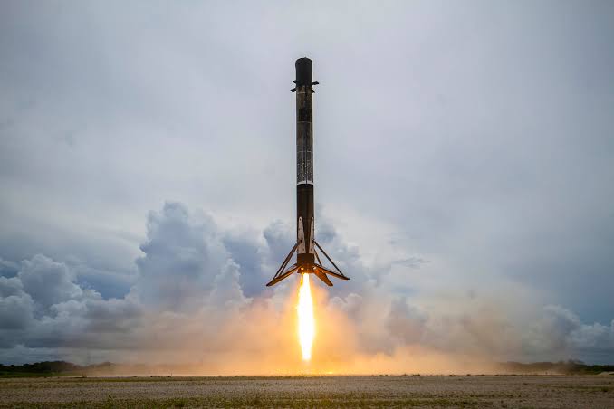 Intip Canggihnya Roket SpaceX Falcon 9 Mendarat di Tengah Laut