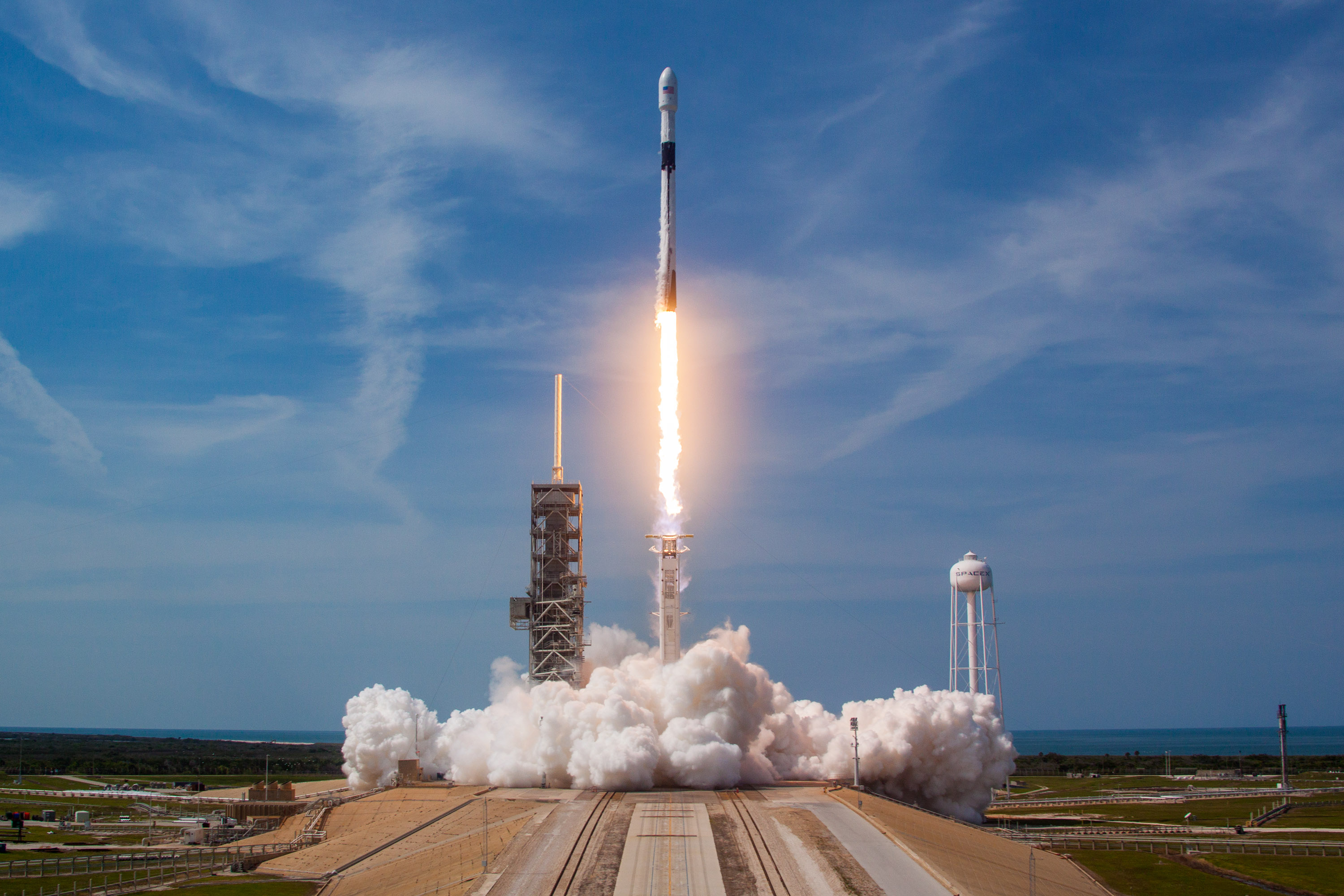SpaceX Luncurkan Satelit Intelsat Berat 5 Ton ke Luar Angkasa