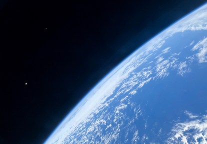 Astronot Tangkap Foto ISS dari Jendela Kapsul SpaceX Crew Dragon