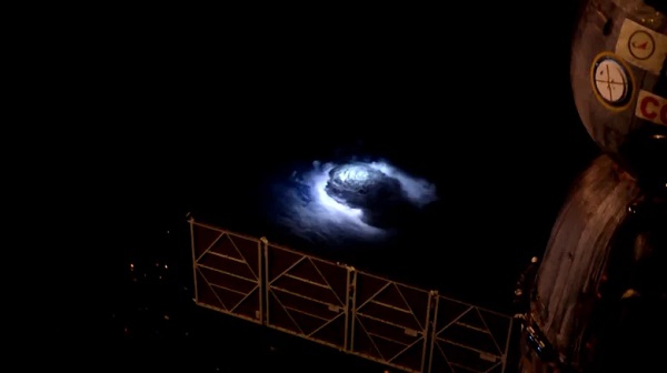 Ini Cara Astronot ISS Abadikan Foto Petir yang Terjadi di Bumi