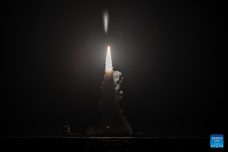 Gunakan Roket Long March-11, China Luncurkan 3 Satelit dari Laut