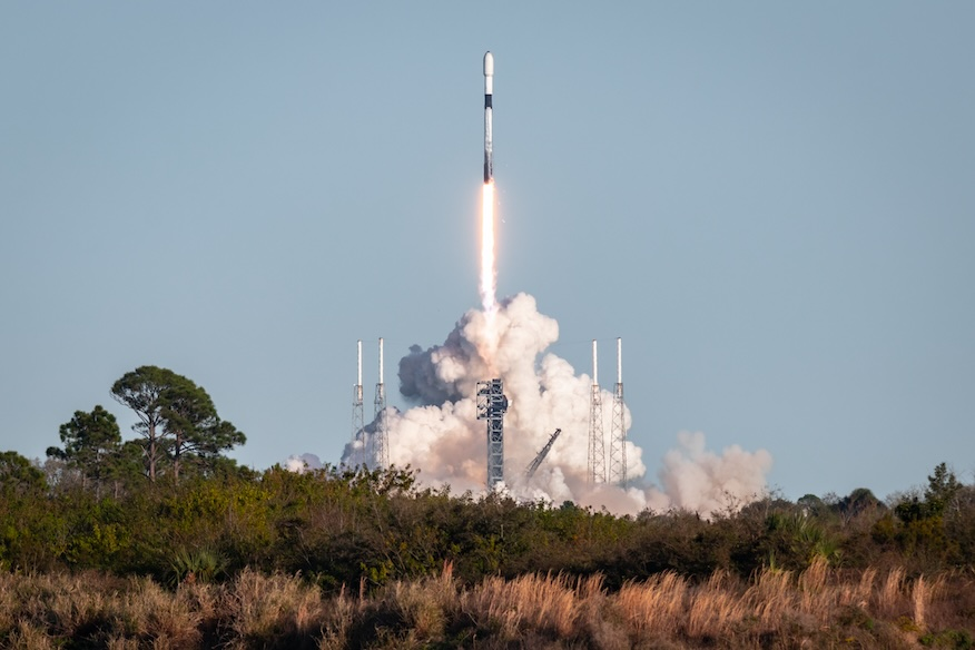 SpaceX Luncurkan 24 Satelit Starlink dengan Roket Falcon 9