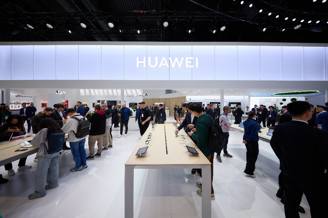 Huawei Pamerkan Rangkaian Produk Fashion Forward Kelas Atas di MWC 2024