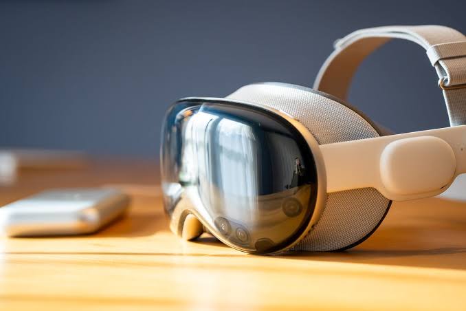 Apple Bakal Hadirkan Headset Vision Pro di Luar AS