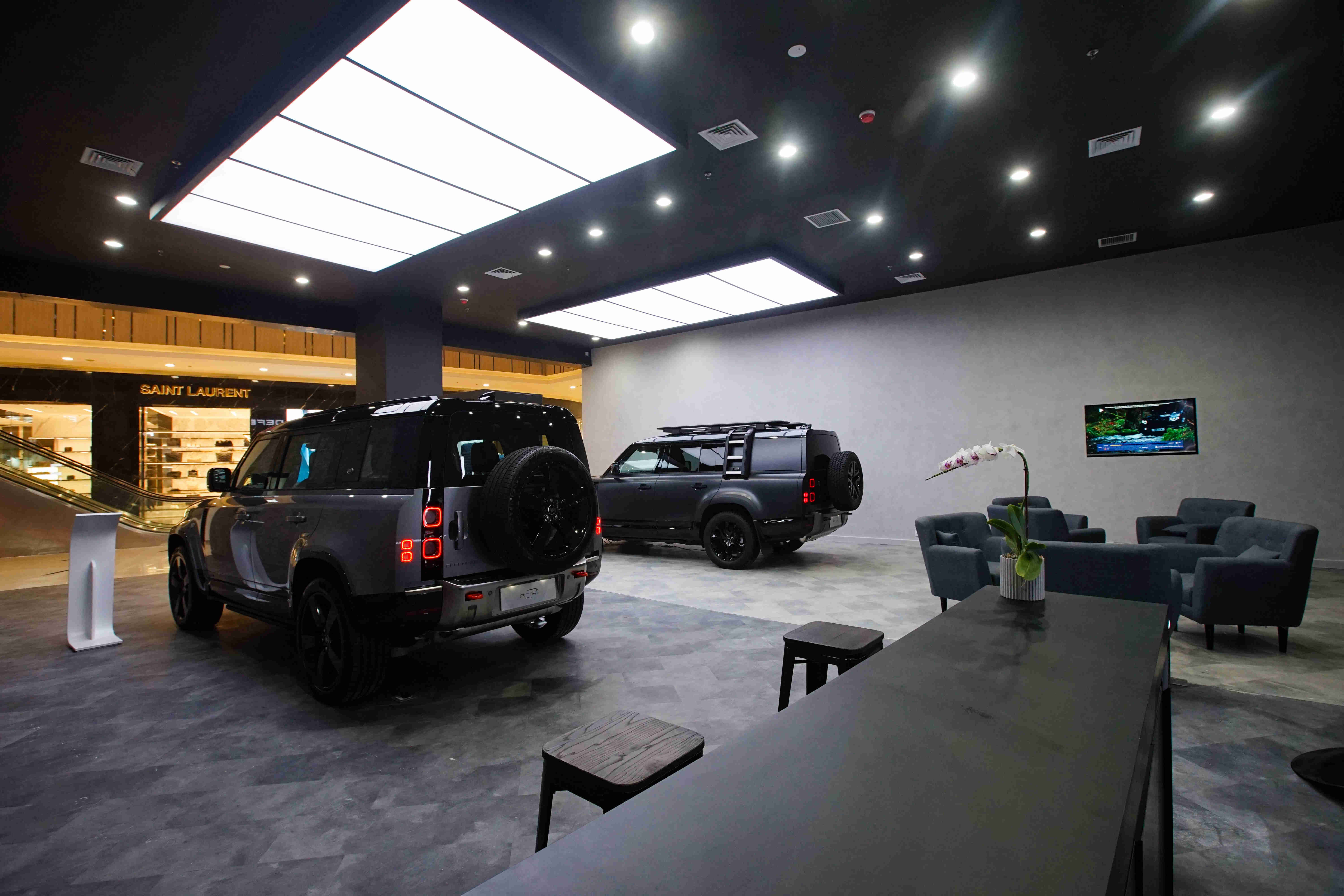 Land Rover Buka Showroom di Dalam Mall, Terpampang 2 Mobil Gahar