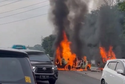 Kecelakaan Beruntun di Tol Japek, 2 Mobil Terbakar, 1 Bus Alami Kerusakan