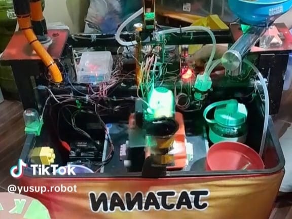 Viral, Robot Bikin Minuman Boba untuk Jajanan Siswa SD di Bandung