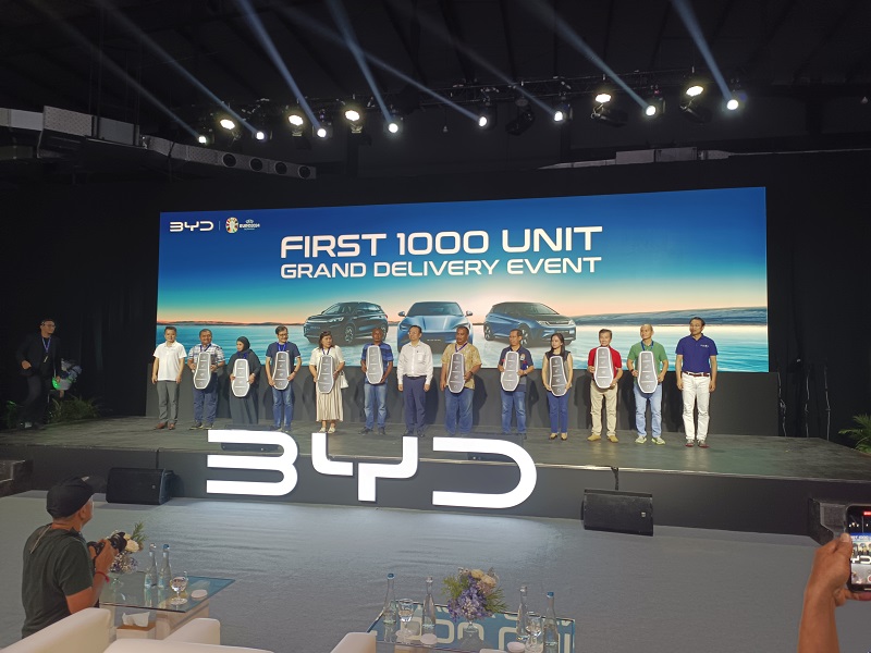 BYD Serahkan 1.000 Mobil Listrik Pertamanya ke Konsumen