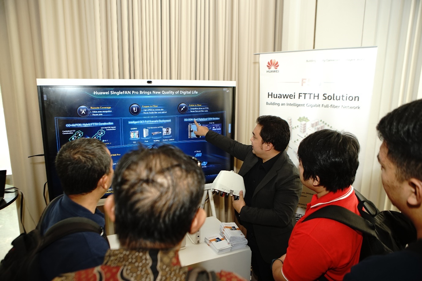 Huawei Unjuk Teknologi Canggih F5.5G dalam OptiX Club 2024