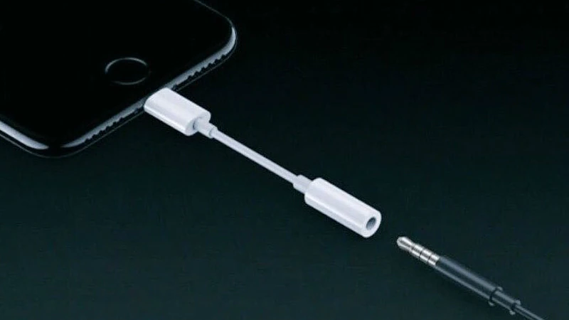 Popularitas Earbuds Bikin Apple Suntik Mati Adaptor Lightning ke 3.5mm?